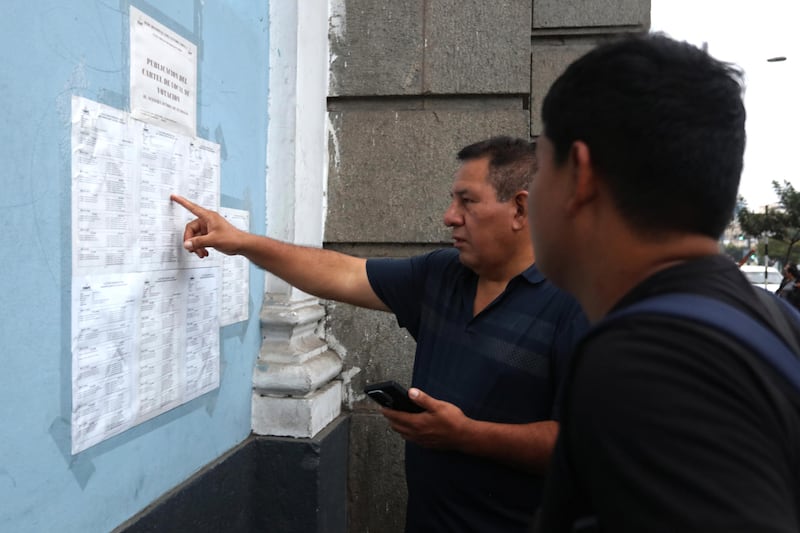 Retrasos para abrir grandes centros de votación en Perú por la falta de material electoral