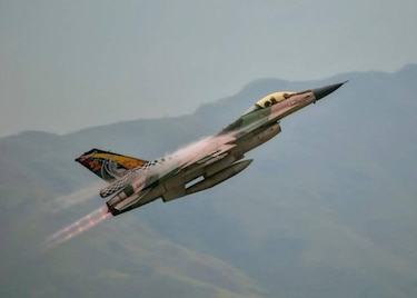 Pilotos de F-16 venezolanos que sobrevolaron buques de Estados Unidos ‘estarían actuando bajo amenazas de Maduro’