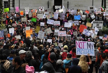 'No es mi presidente', gritan miles en Nueva York en protesta contra Donald Trump