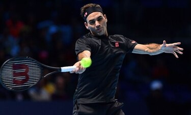 Federer derrota a Berrettini y sigue con vida en el Masters