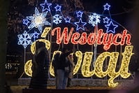 Así se ilumina el mundo para recibir la Navidad