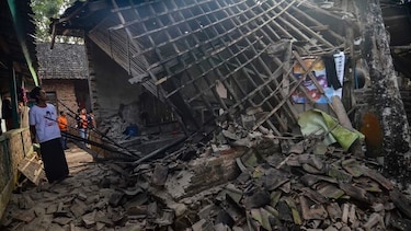 Cinco muertos y varios heridos tras un fuerte terremoto en Indonesia