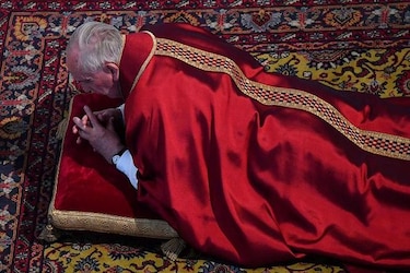 Papa Francisco ora durante servicio por el Viernes Santo