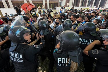 Incidentes en Casa Rosada obligan a retirar féretro de Maradona de capilla ardiente
