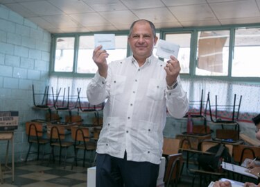 Presidente de Costa Rica vota preocupado por situación de la economía