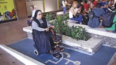 Una religiosa ‘medio robot’