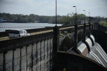 Anuncian cierre temporal del puente vehicular sobre la represa de Madden