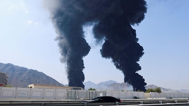 Irán golpea el aeropuerto de Dubái y un puerto petrolero clave de Emiratos Árabes Unidos