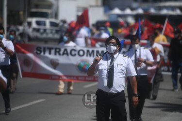 Trabajadores aeroportuarios marcharon hacia la Presidencia 