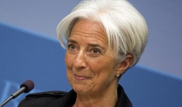 Lagarde subraya riesgos de baja inflación en el euro y volatilidad emergentes