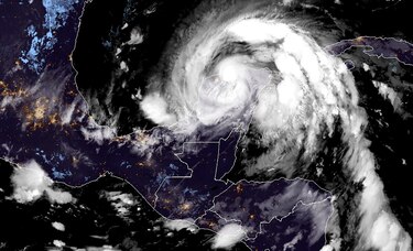 Zeta se degrada a tormenta tropical tras tocar tierra en el Caribe mexicano