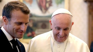 El papa Francisco y el presidente Macron hablan de los migrantes