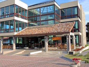 Una biblioteca a la vera del río Caldera