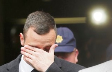 Cuestionan reacciones emotivas de Pistorius