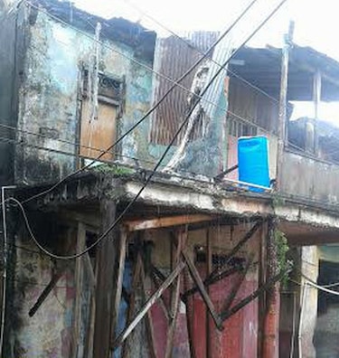 Balcón de viejo caserón se desploma en Colón