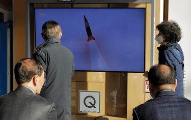 Corea del Norte lanza un misil balístico hacia el este