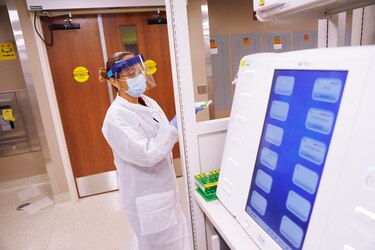 Florida prohíbe consumo de alcohol en bares, tras rebrote de coronavirus: hoy se anunciaron casi 9 mil nuevos casos