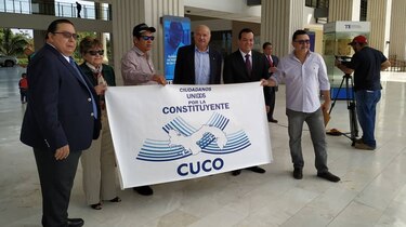 Recogen firmas para una constituyente paralela