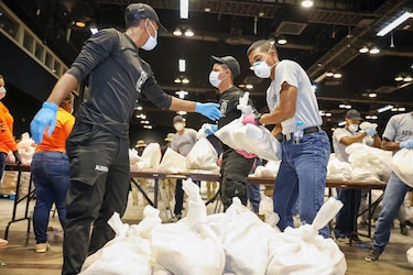 El Gobierno empezó la distribución de las bolsas de alimento