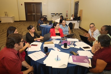 Grupo de mujeres analizan propuestas para llevar a la mesa de reformas electorales