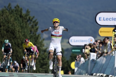 Pogacar se impone en Les Angles y arrebata el liderato a Vingegaard