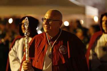 Docenas de fieles participan en la procesión de la Hermandad de la Santa Cena en el Casco Antiguo