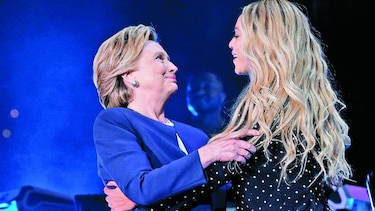 Hillary Clinton aparece con la cantante Beyoncé