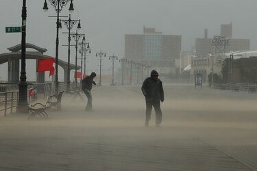 Tormenta Isaías deja en EU al menos dos muertos en su avance por la costa este