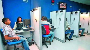 Declaran desierta licitación para confección de licencias