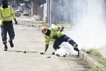 Obreros y policías, enfrentados en las afueras de la sede del PRD