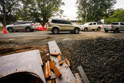 Vecinos de Clayton exigen soluciones ante caos por obras de drenaje